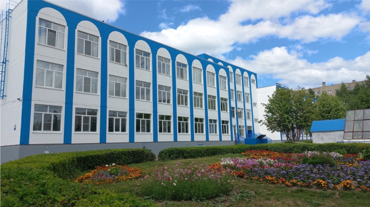 Новочебоксарские детские сады и школы с весны до осени радуют ухоженными и ярко цветущими клумбами на территориях учреждений